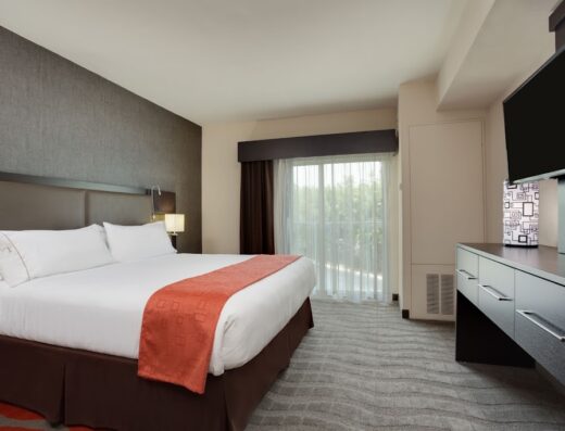 Holiday Inn Express & Suites Naples Downtown – 5th Avenue by IHG