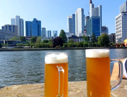 MAIN TERRASSE – Sommergarten mit Skyline-Blick