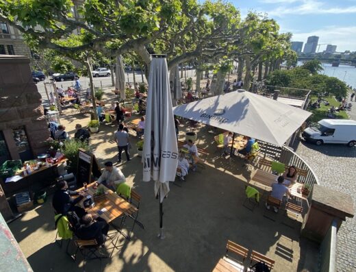 MAIN TERRASSE – Sommergarten mit Skyline-Blick