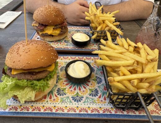 MONUMENT – Burger & Brunch